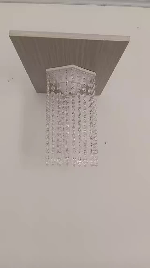 Lustre pequeno de base branca com fios curtos de cristal