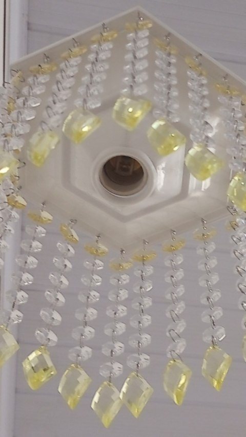 Lustre com detalhes amarelos