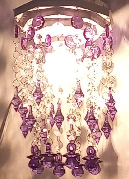 Lustre de cristal lilás aceso