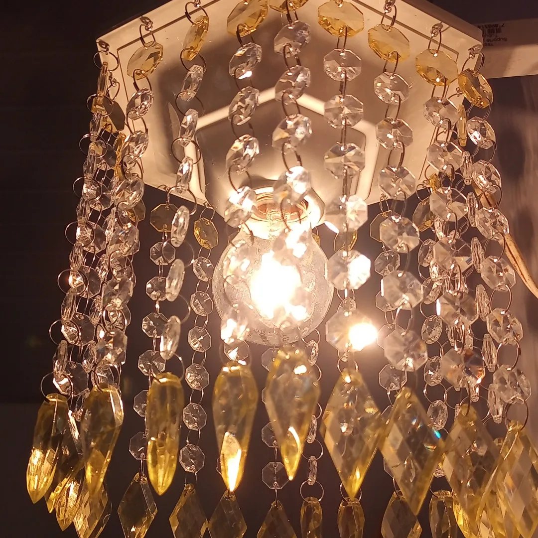 Lustre de cristal âmbar aceso